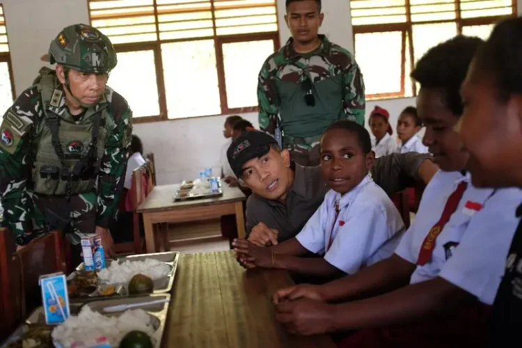 Pemerintah Tak Gentar Berantas OPM, Program MBG Tetap Berjalan di Papua